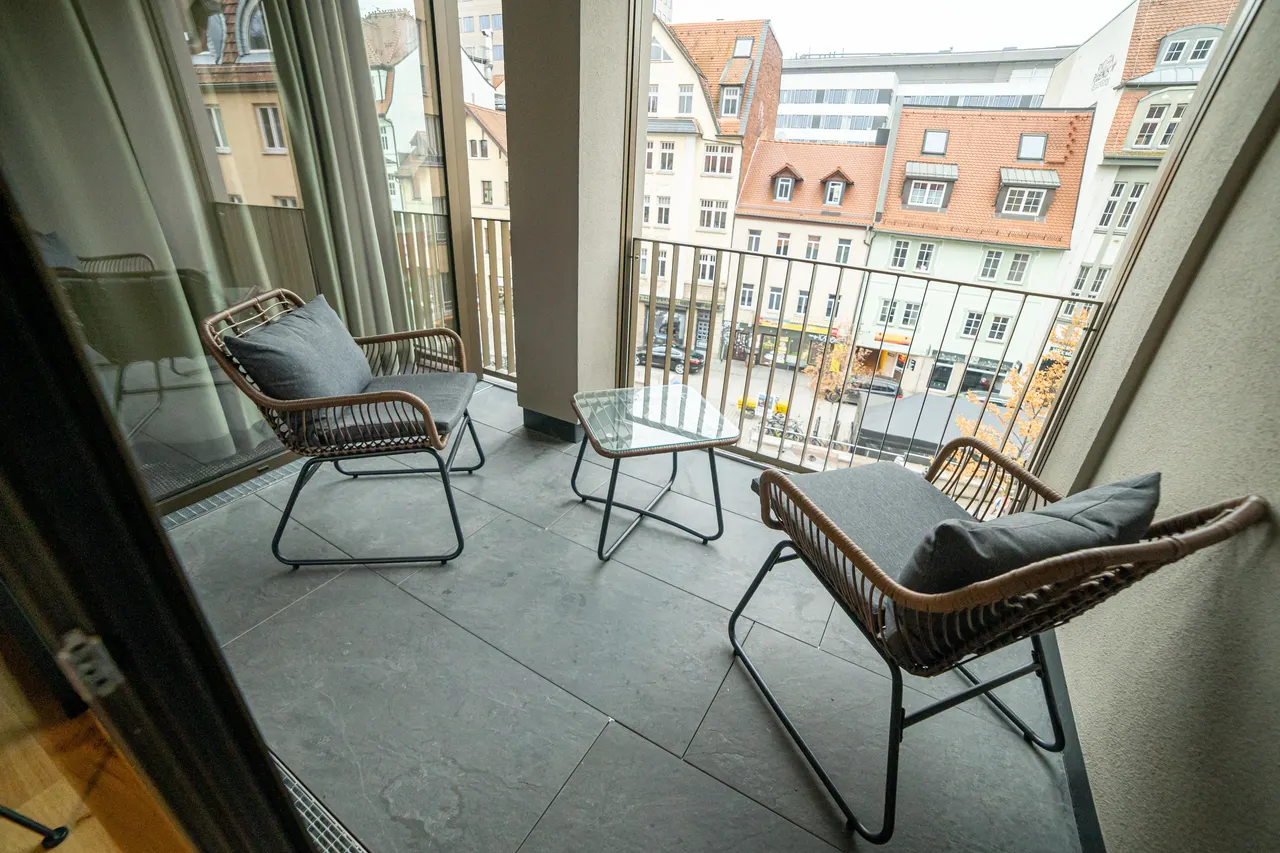 Balkon mit Blick über die Dächer der Jenaer Altstadt